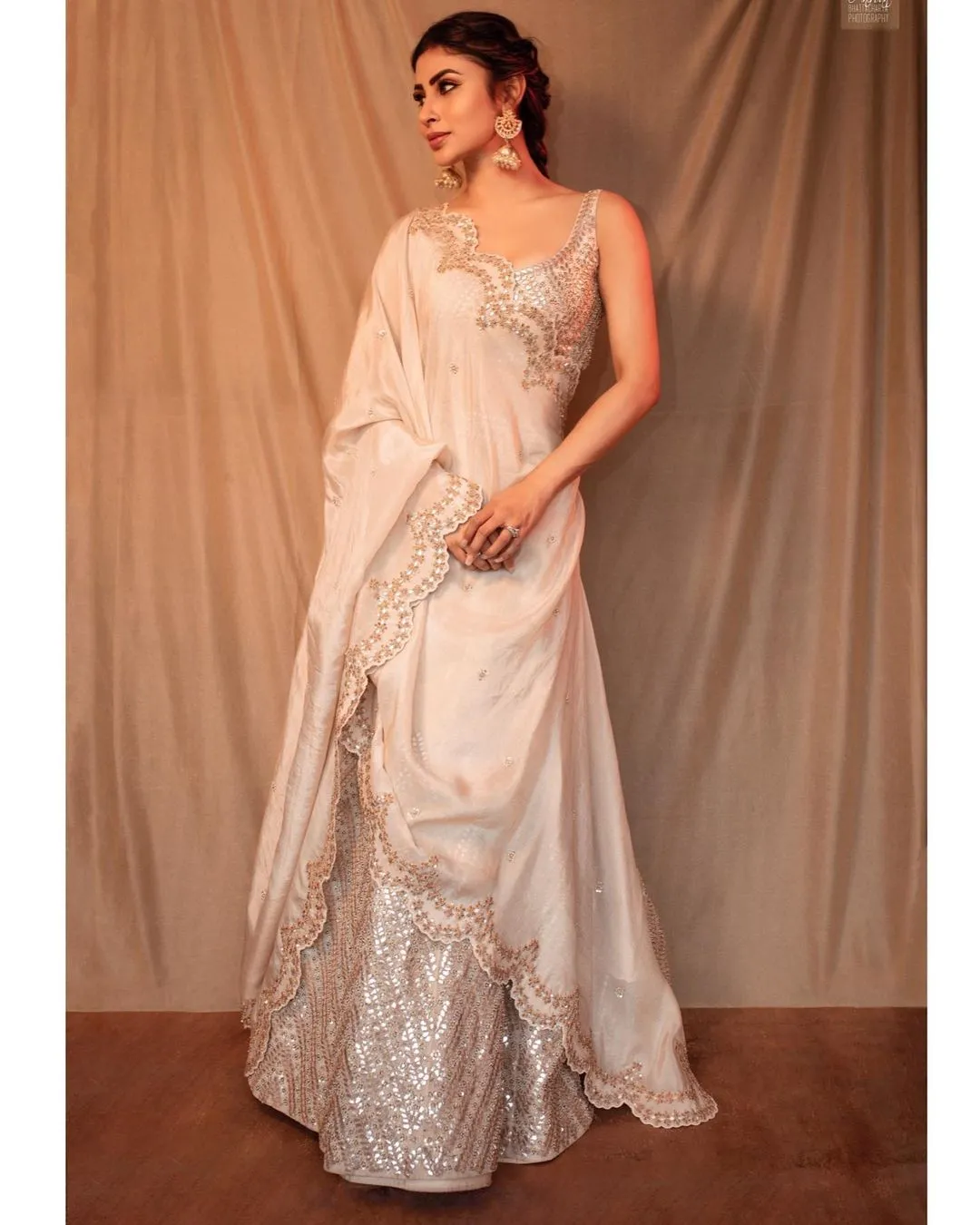 INDIAN TV ACTRESS MOUNI ROY IN WHITE LEHENGA CHOLI3